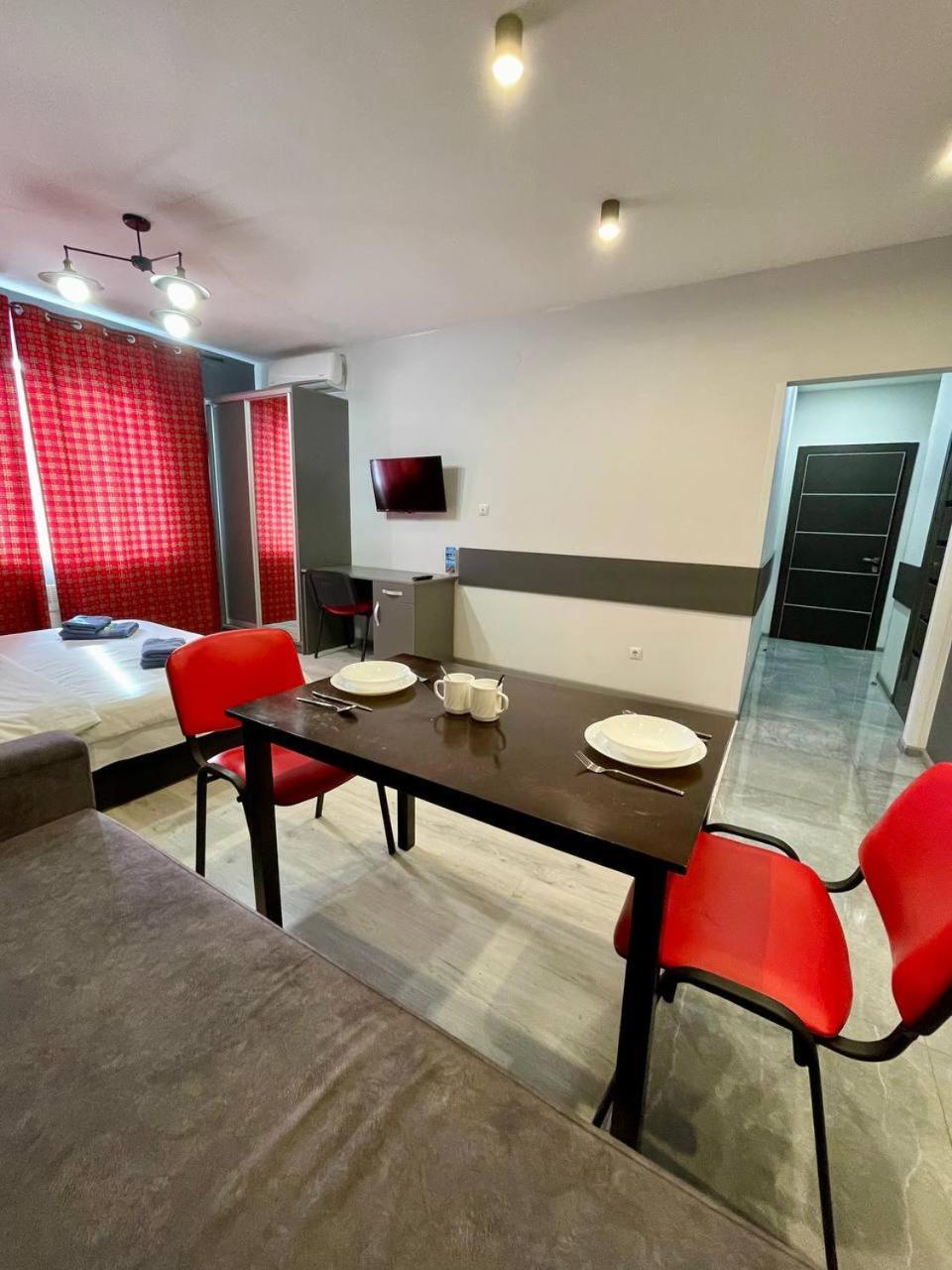 Apartment Yes Silver *