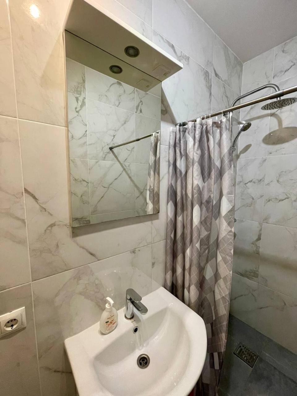 Apartment Yes Silver