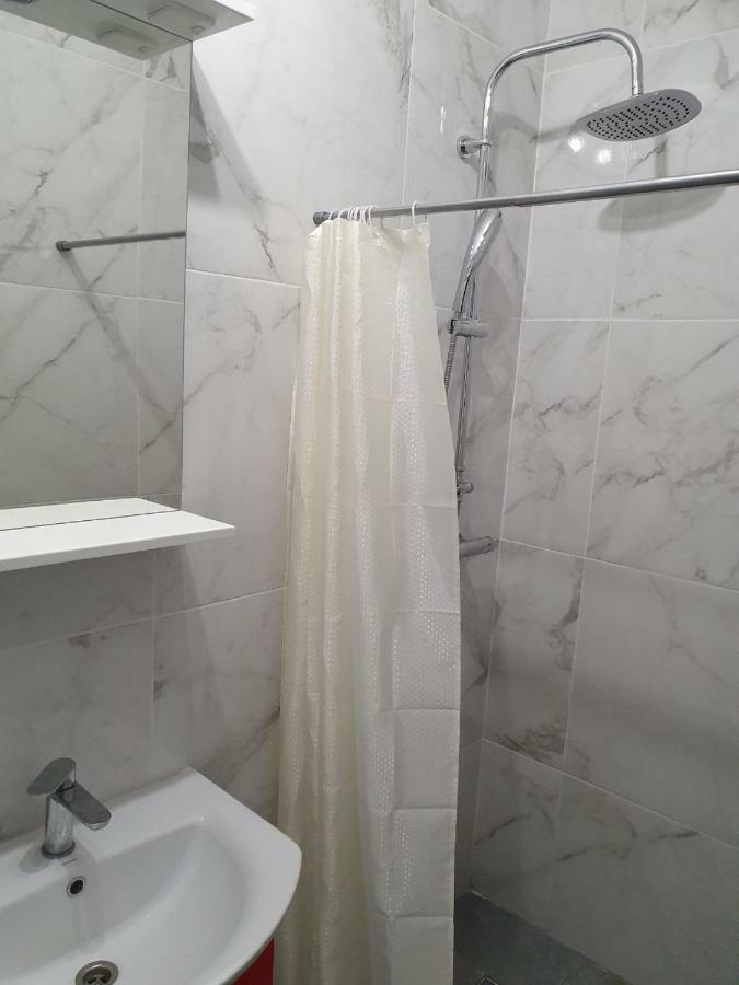 Apartment Yes Silver *